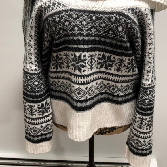 {Kensie} Off The Shoulder Sweater with Aztec Print - Picture 4 of 9